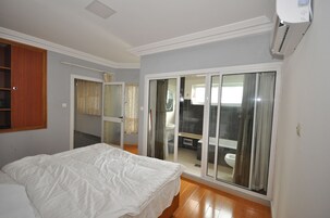 Exclusive Studio Suite | Minibar, in-room safe, blackout drapes, iron/ironing board