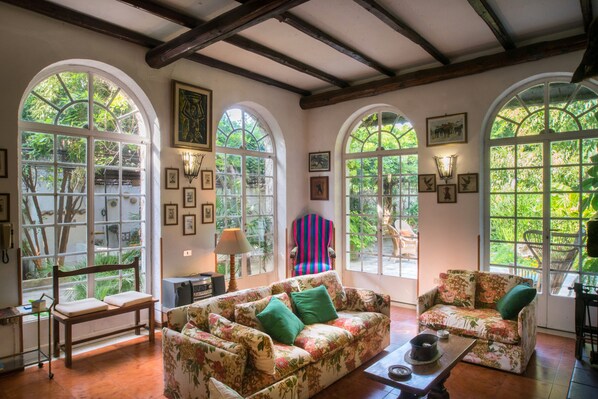 Télévision, cheminée