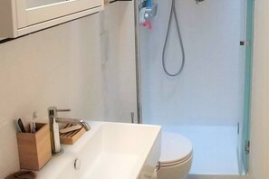 Dusche, Haartrockner, Bidet, Handtücher