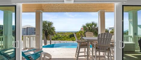 屋外ダイニングエリア