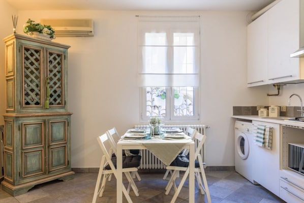 Apartment, 1 Schlafzimmer | Essbereich im Zimmer
