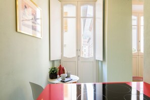 Apartment, 1 Schlafzimmer | Eigene Kochnische | Herdplatte, Wasserkocher mit Kaffee-/Teezubehör, Wasserkocher, Toaster