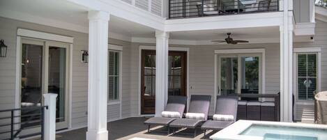 Een buitenzwembad en een verwarmd zwembad