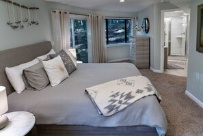 2 bedrooms, in-room safe, iron/ironing board, free WiFi - Modern Treehouse Close to Duke (Durham)