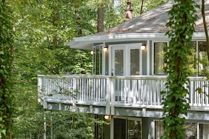 Exterior detail - Modern Treehouse Close to Duke (Durham)