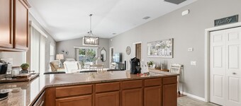 4 SEAT GAS CART SMALL DOG FRIENDLY AWESOME LOCATION WITH POOL AND GOLF NEAR