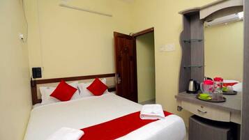 3 bedrooms, hypo-allergenic bedding, desk, laptop workspace