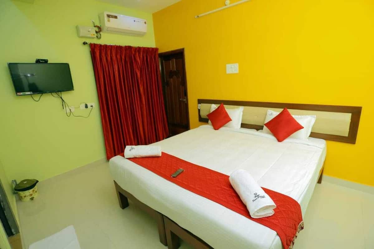 3 bedrooms, hypo-allergenic bedding, desk, laptop workspace