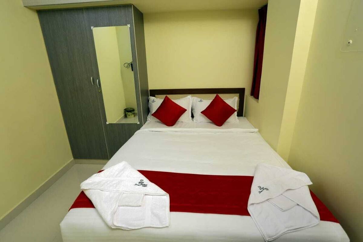 3 bedrooms, hypo-allergenic bedding, desk, laptop workspace