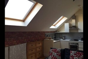 Studio | Private kitchen | Fridge, oven, electric kettle, toaster - Lime Square Loft (Newcastle-upon-Tyne)