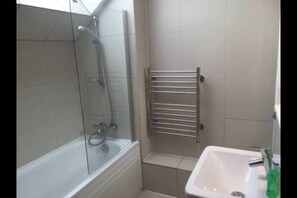 Studio | Bathroom | Combined shower/bathtub, towels, toilet paper - Lime Square Loft (Newcastle-upon-Tyne)