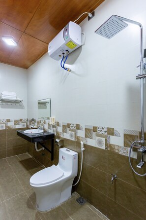 Een douche, een haardroger, handdoeken, shampoo