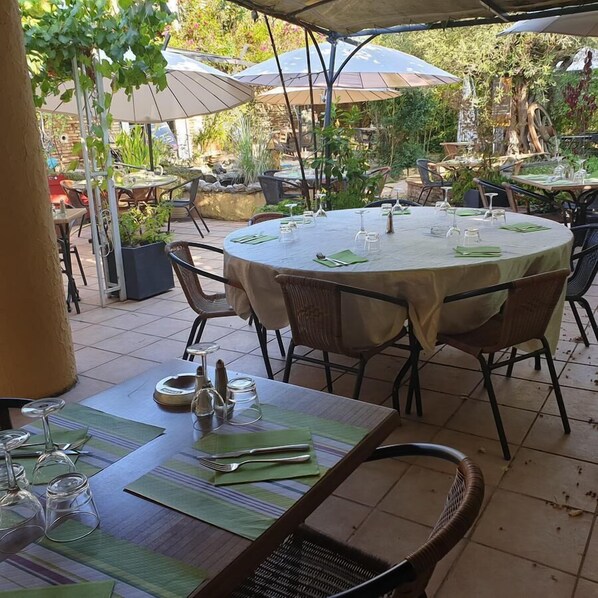 Mittagessen und Abendessen, lokale Küche