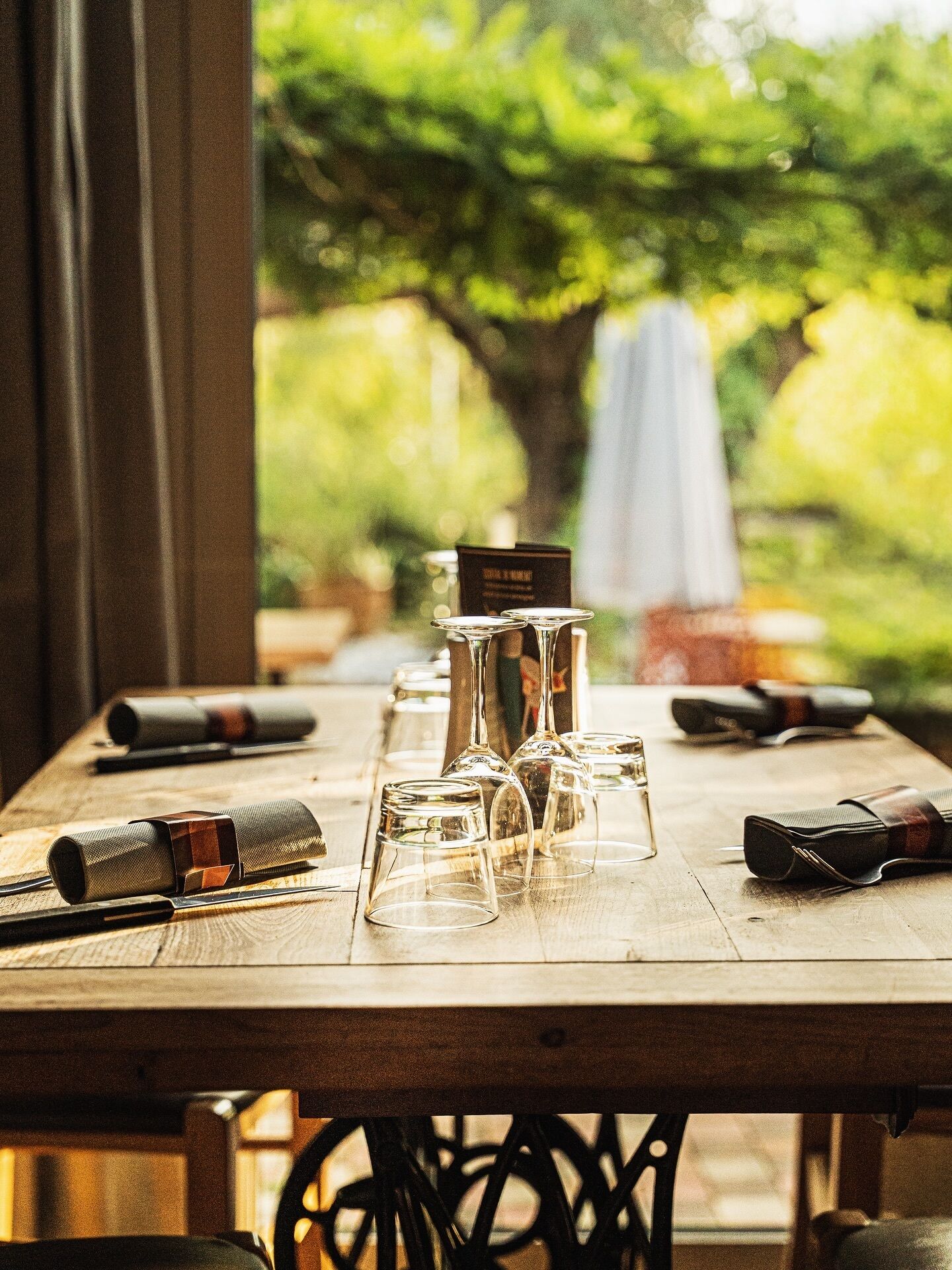 Serveert lunch en diner, lokale gerechten