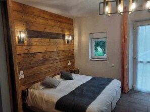 Individually decorated, individually furnished, iron/ironing board - L'Alcove Hotel Restaurant (Villemur-sur-Tarn)