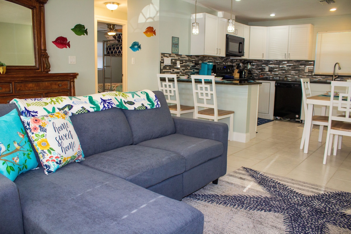 COZY BEACH HOME! Walk/Bike to Beach, Dining, Shops, Near Ritz-fenced doggie area