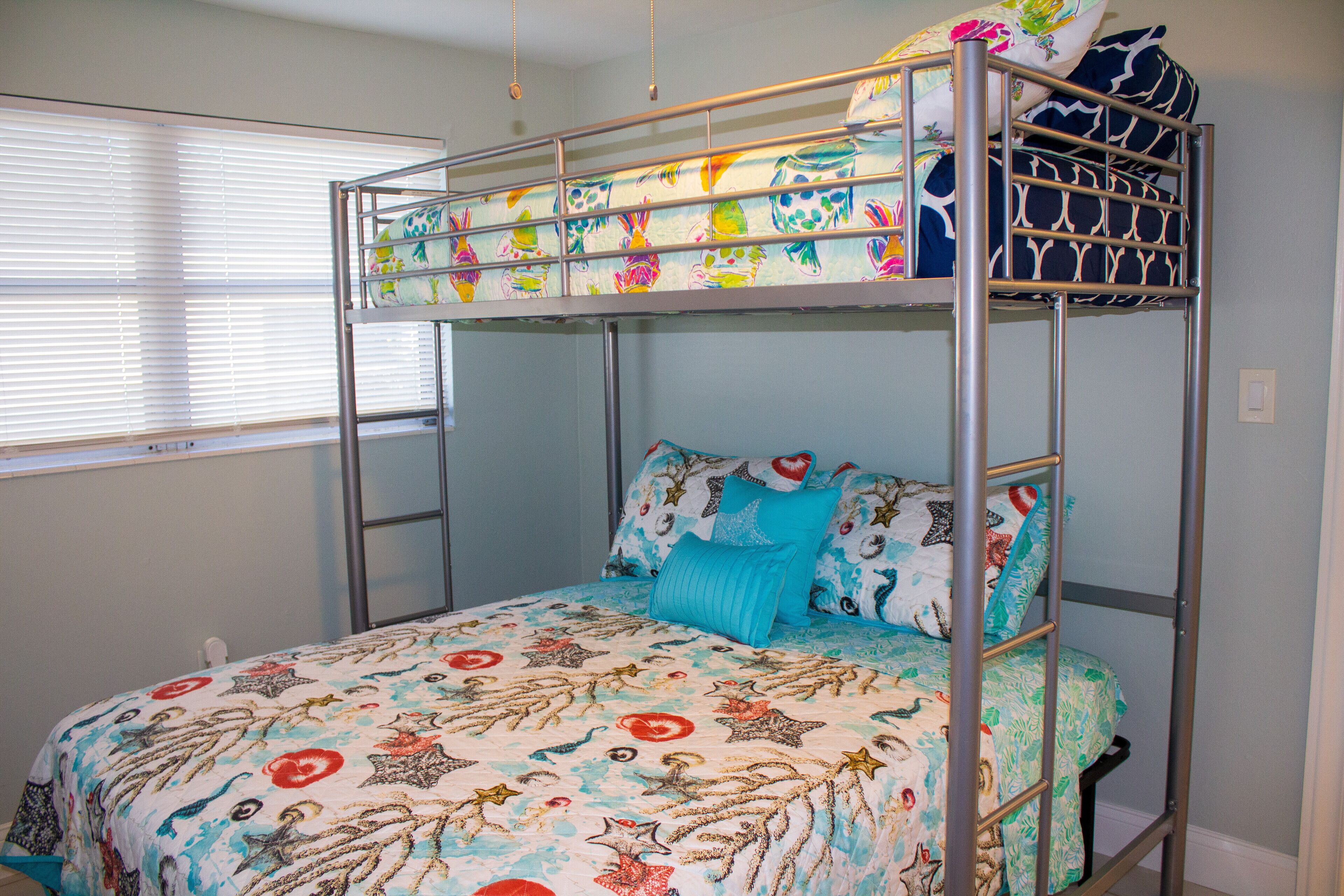 COZY BEACH HOME! Walk/Bike to Beach, Dining, Shops, Near Ritz-fenced doggie area