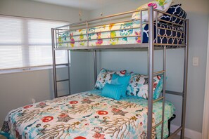 2 slaapkamers, een strijkplank/strijkijzer, gratis wifi, beddengoed