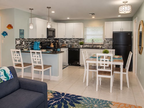 Costal Palms!Walk/Bike to Vanderbilt Beach,Mercato,Near Ritz-fenced doggie area