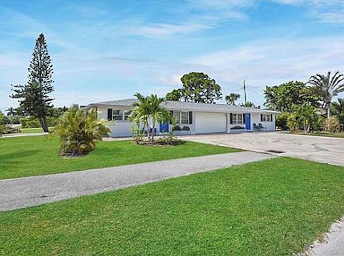 Photo 2 of COZY BEACH HOME! Walk/Bike to Beach, Dining, Shops, Near Ritz-fenced doggie area