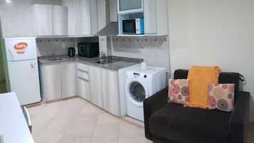 Standard Apartment | Private kitchen | Fridge, microwave, oven, cookware/dishes/utensils