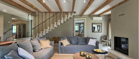 Smart TV, fireplace, stereo