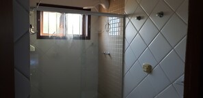 Een haardroger, handdoeken, zeep, shampoo