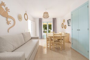 Apartment, 2 Schlafzimmer, Balkon | Wohnzimmer | Flachbildfernseher