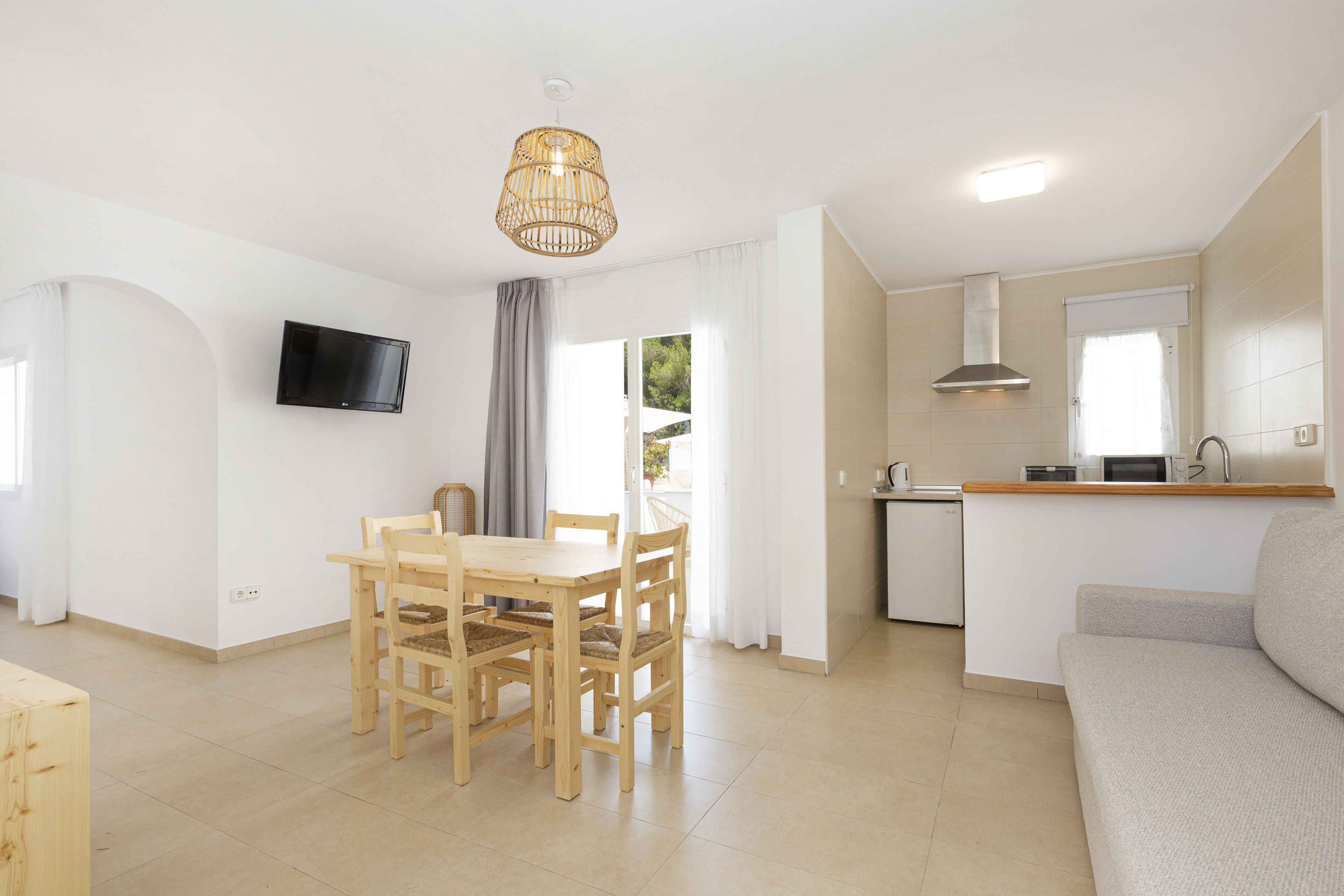 Un espacio habitable moderno con comedor, cocina y zona de estar.