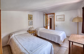 2 bedrooms, iron/ironing board, travel cot, free WiFi - Lovely home in Chiusavecchia (Chiusavecchia)