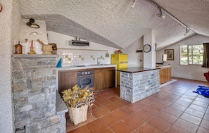 Fridge, oven, stovetop, dishwasher - Lovely home in Chiusavecchia (Chiusavecchia)