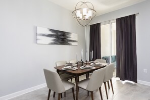 Dining - Luxury Home Close to Disney Parks! 4 Beds & 3 Baths + Pool!!Book now! (Davenport)