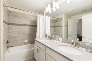 Hair dryer, towels - Luxury Home Close to Disney Parks! 4 Beds & 3 Baths + Pool!!Book now! (Davenport)