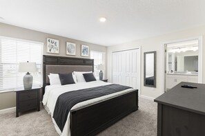 4 bedrooms, WiFi, bed sheets - Luxury Home Close to Disney Parks! 4 Beds & 3 Baths + Pool!!Book now! (Davenport)