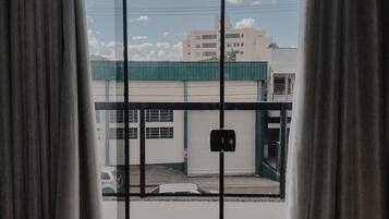Escrivaninha, espaço de trabalho para notebook, quartos à prova de som