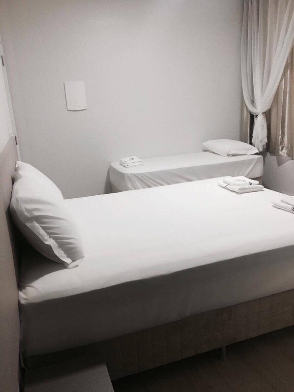 Kamar Triple Standar | Meja kerja, ruang kerja ramah laptop, dan kedap suara