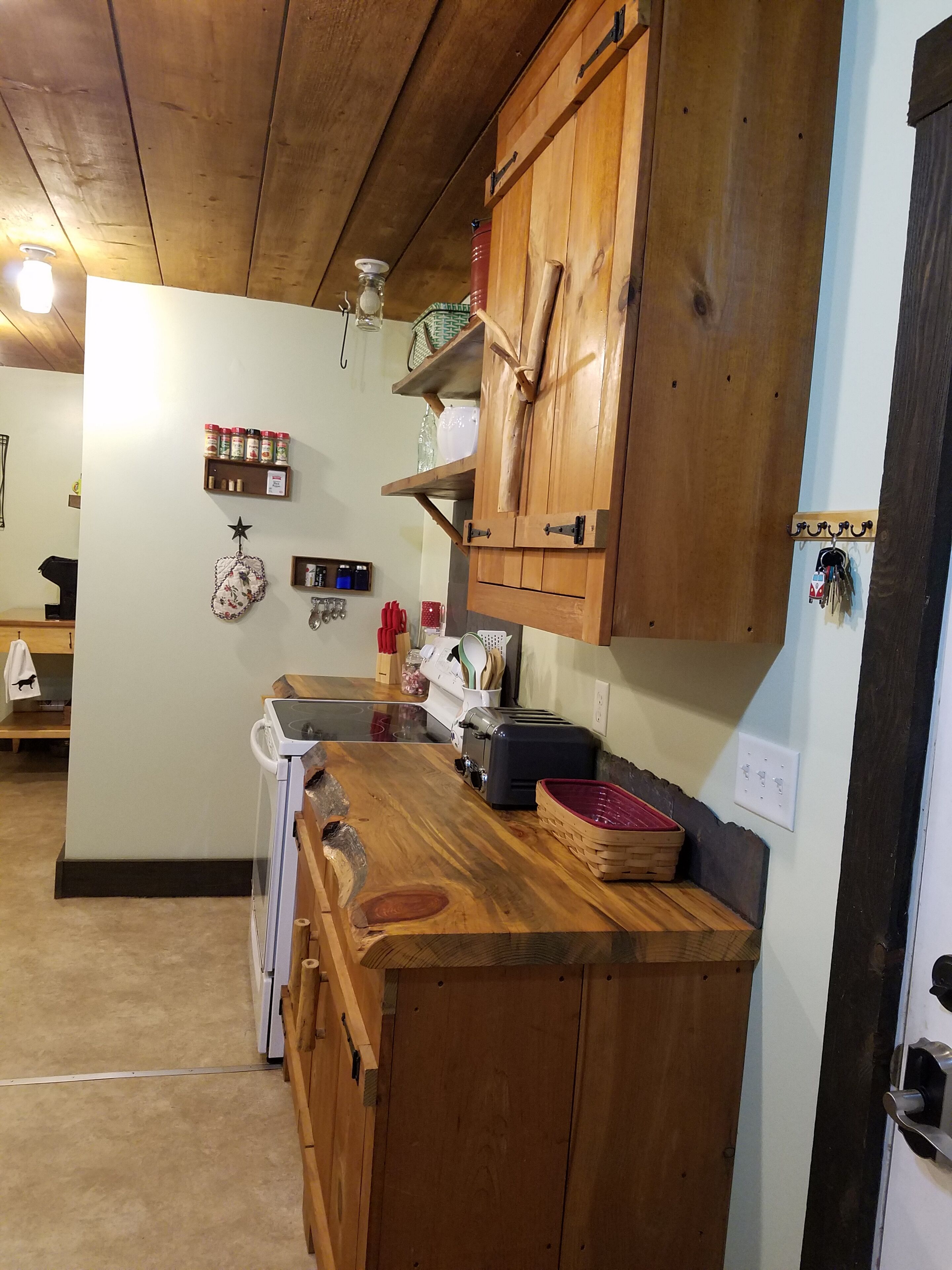 Warm & inviting,  Family oriented cabin on the creek.