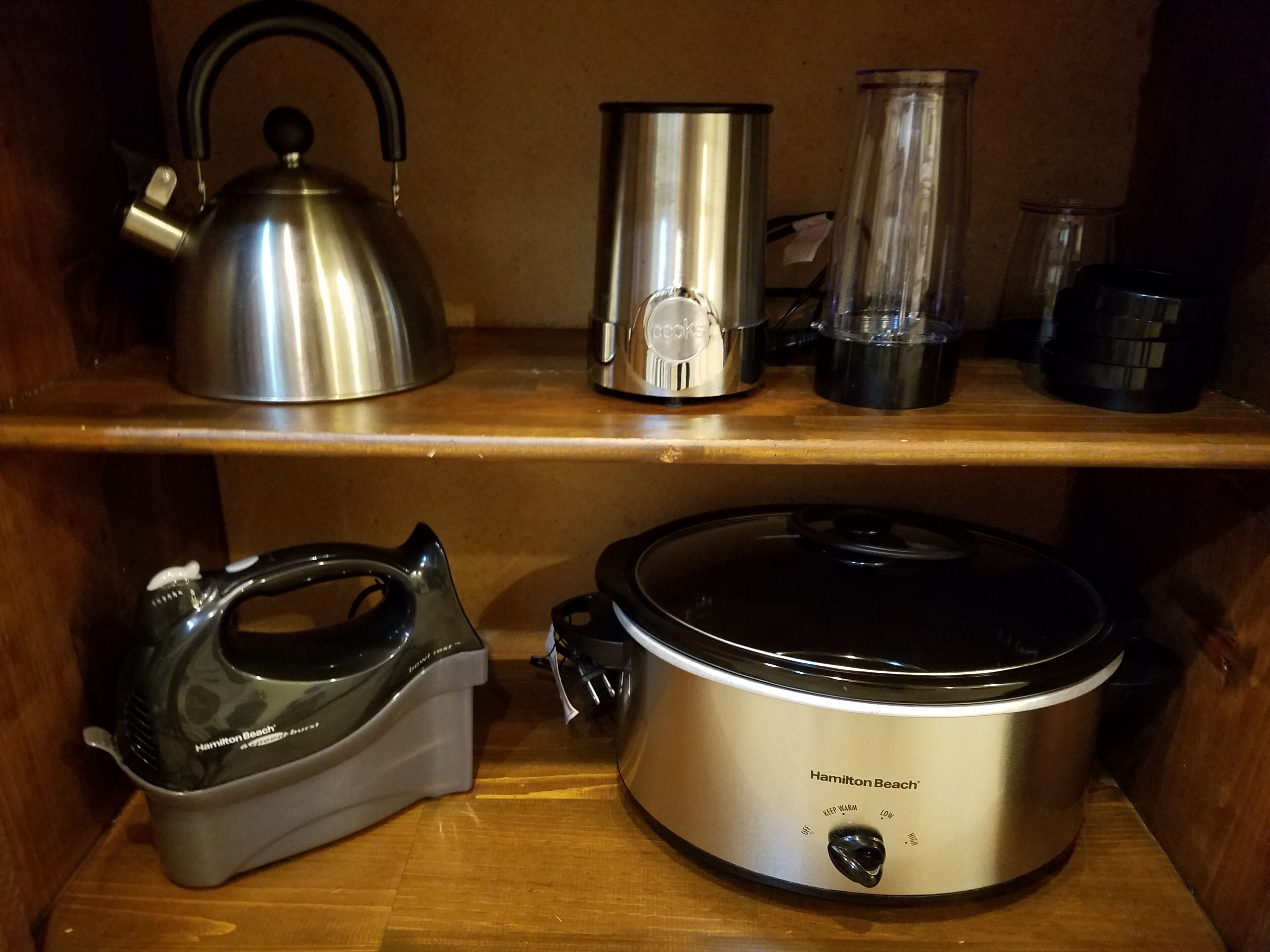 Warm & inviting,  Family oriented cabin on the creek.