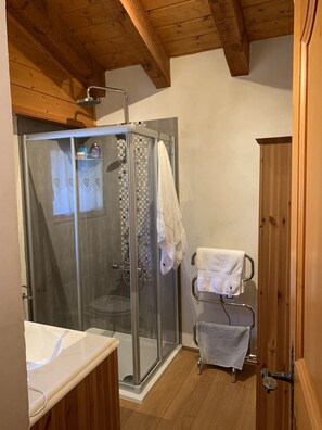 Doccia, asciugacapelli, asciugamani, sapone