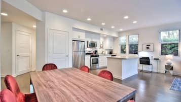 2 kamar tidur, setrika/meja setrika, Wi-Fi, dan seprai linen