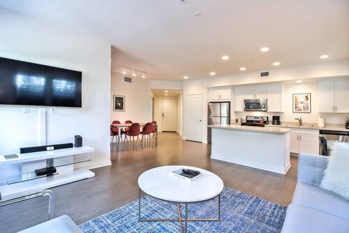 Beautiful New Spacious Urban Flat 2br/ 2BA + Wifi