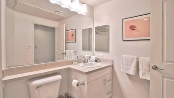 Bathtub, pengering rambut, dan handuk