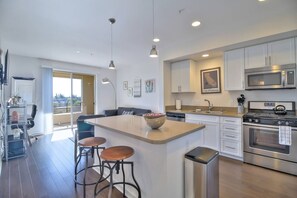 Oven, stovetop, dishwasher, coffee/tea maker - Urban Flat @ Heart Of Silicon Valley (San Jose)