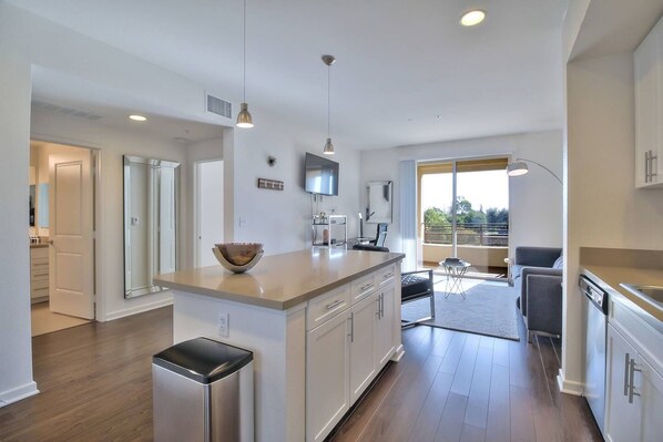 Coffee/tea maker, oven, stovetop, dishwasher - Urban Flat @ Heart Of Silicon Valley (San Jose)