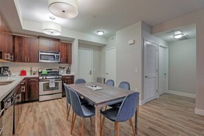 Oven, stovetop, dishwasher, cookware/dishes/utensils - 2BR Urban Flat Near Googleplex #mountainview (Mountain View)