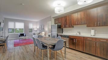 Ovn, kogeplade, opvaskemaskine, køkkentøj/tallerkener/redskaber