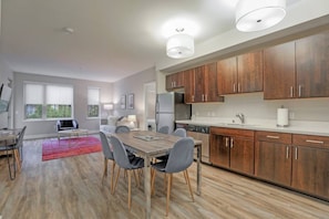 Oven, stovetop, dishwasher, cookware/dishes/utensils - 2BR Urban Flat Near Googleplex #mountainview (Mountain View)