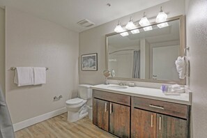 Bathroom - 2BR Urban Flat Near Googleplex #mountainview (Mountain View)