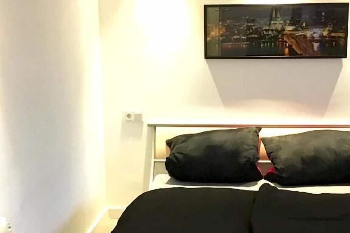 1 bedroom, desk, iron/ironing board, WiFi (free)