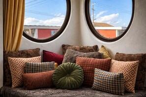 Basic Studio Suite | Living area - The Rosemary Silverlake (Los Angeles)